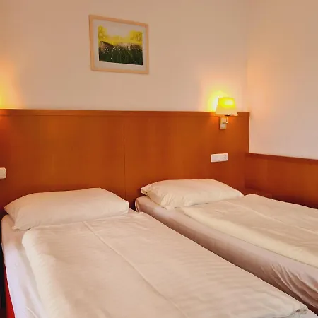 Wirt Im Feld 호텔 슈타이어